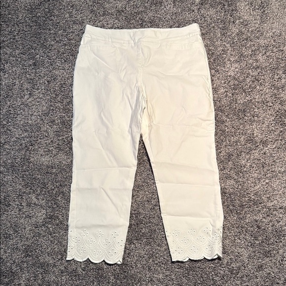 Chicos Brigitte Embroidered Eyelets Slim Cropped Pants Pull on 12R - Picture 1 of 9